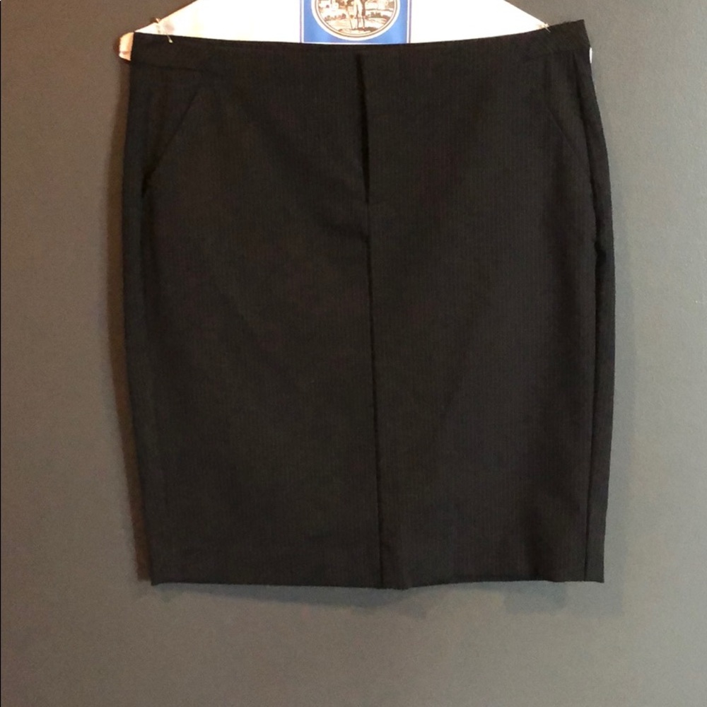 High waisted pin stripped skirt.